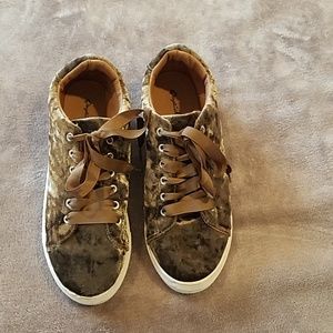 Velvet army green size 8 made by qupid